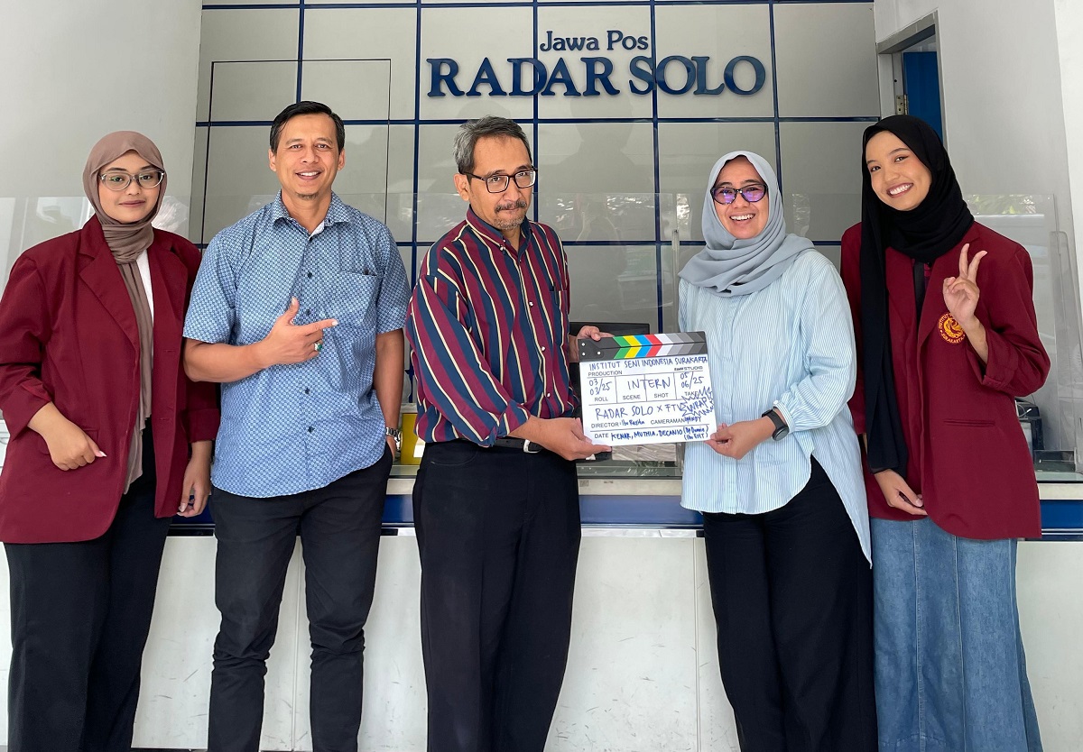 Direktur Radar Solo Resita Rika Aryani terima cenderamata dari perwakilan FSRD ISI Surakarta. Sekaligus menandai tuntasnya program magang mahasiswa.