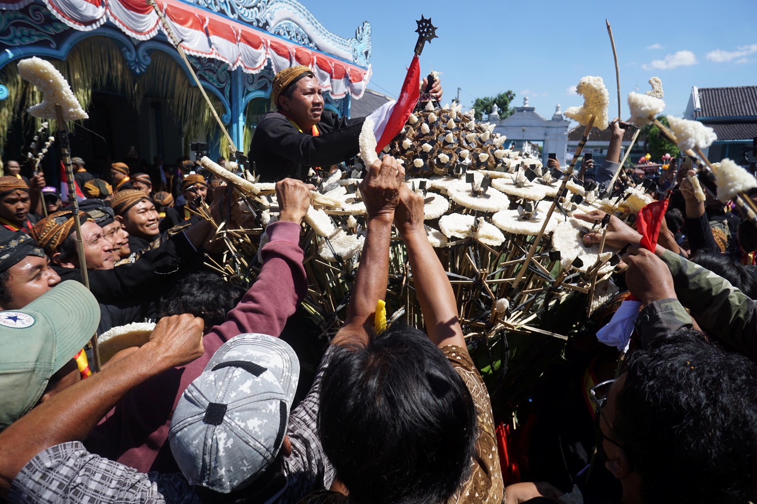 Sejumlah warga rebutan isu dari gunungan dalam Grebek Besar yang digelar Keraton Kasunanan Surakarta, Sabtu (7/6/2025).