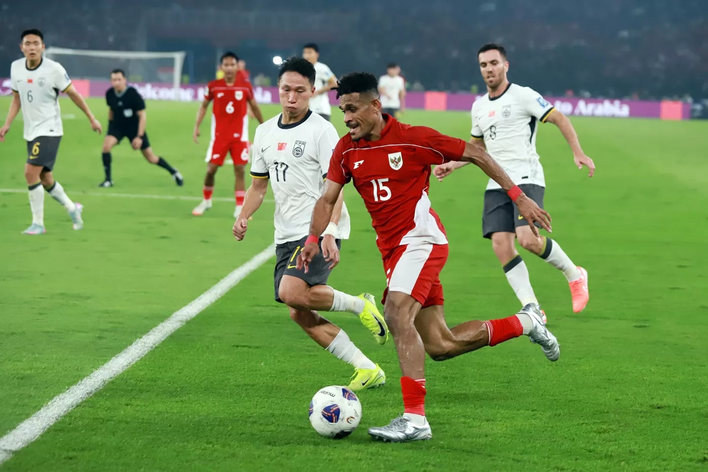 Pemain Timnas Indonesia Ricky Kambuaya berebut bola dengan pemain China pada laga Kualifikasi Piala Dunia 2026 putaran ketiga Grup C di Stadion Utama Gelora Bung Karno, Jakarta, Kamis (5/6/2025).
