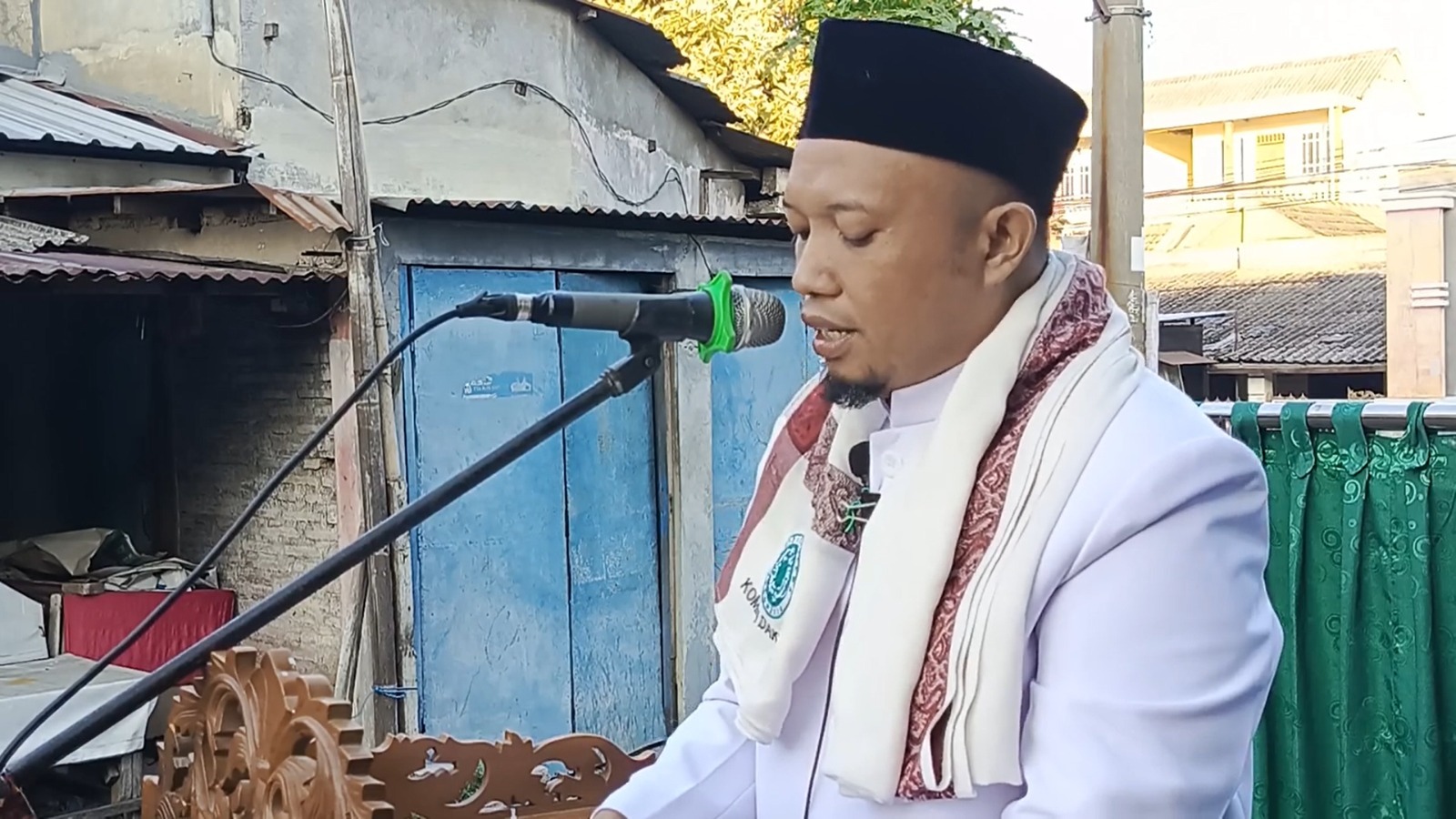Ustaz Dwi Jatmiko saat Khutbah Idul Adha 1446 H yang digelar di Jalan Pelangi Selatan, Perumnas Mojosongo, Solo pada Jumat (6/6/2025).