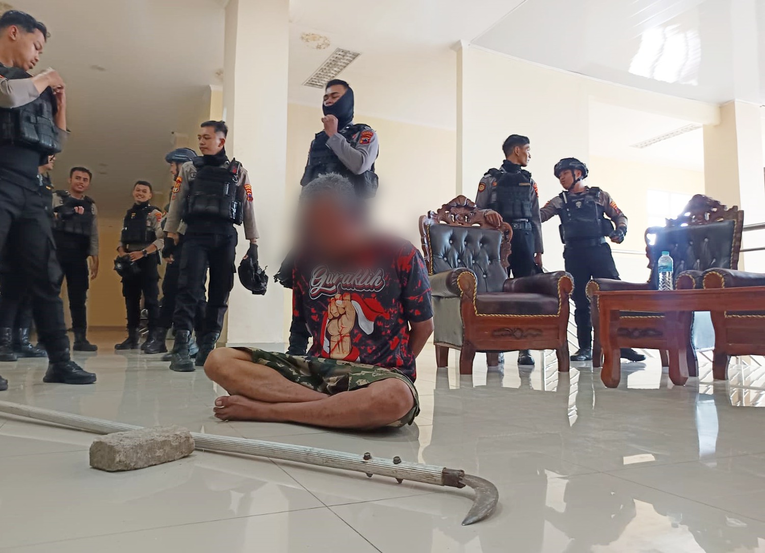 Petugas Polisi amankan pria paruh baya yang mengamuk di Balai Kota Solo, Senin (9/6/2025).