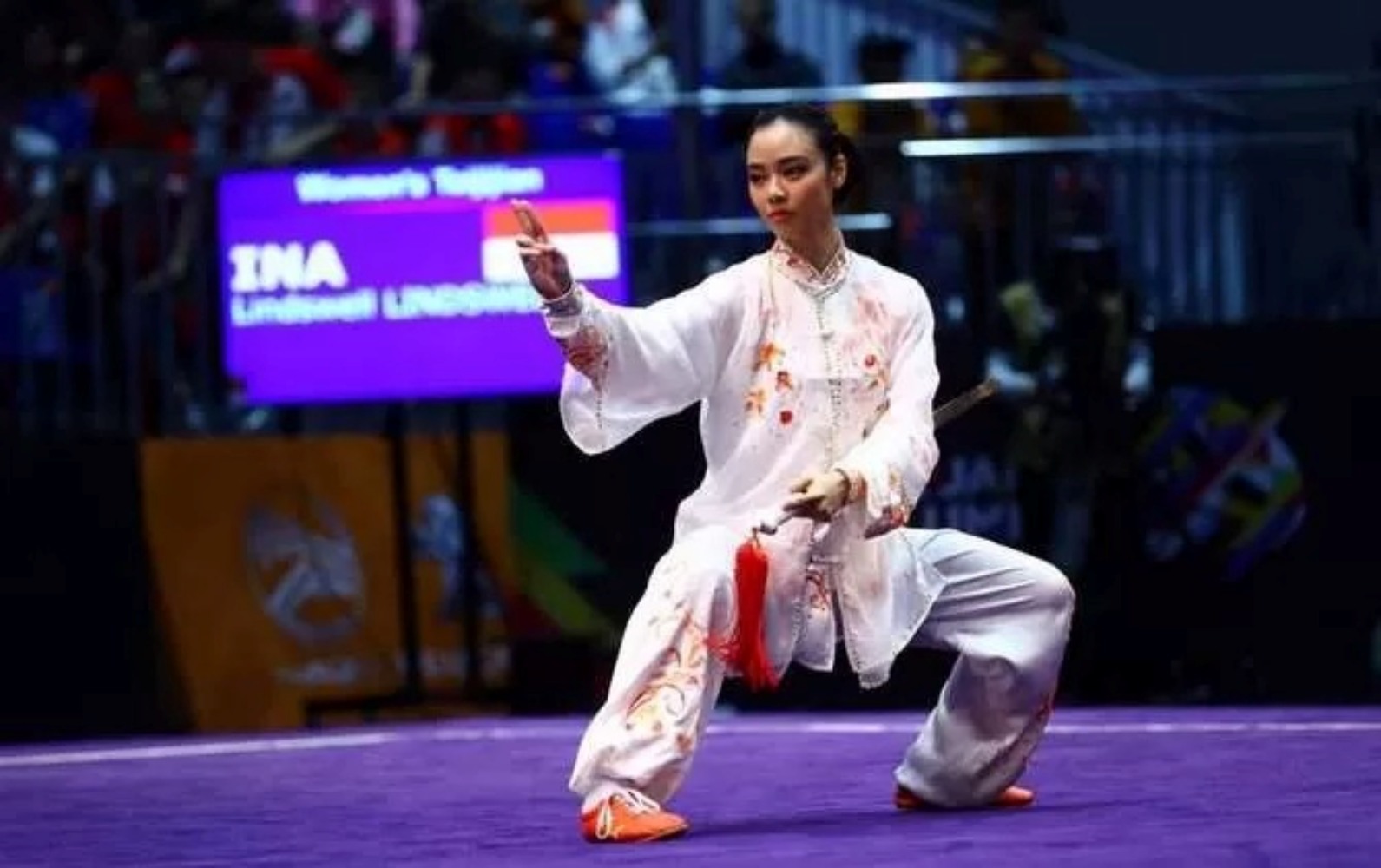 Lindswell Kwok saat masih aktif sebagai atlet wushu. Lindswell Kwok kritik kesenjangan perhatian pemerintah terhadap atlet non-sepak bola setelah pemberian jam tangan Rolex.