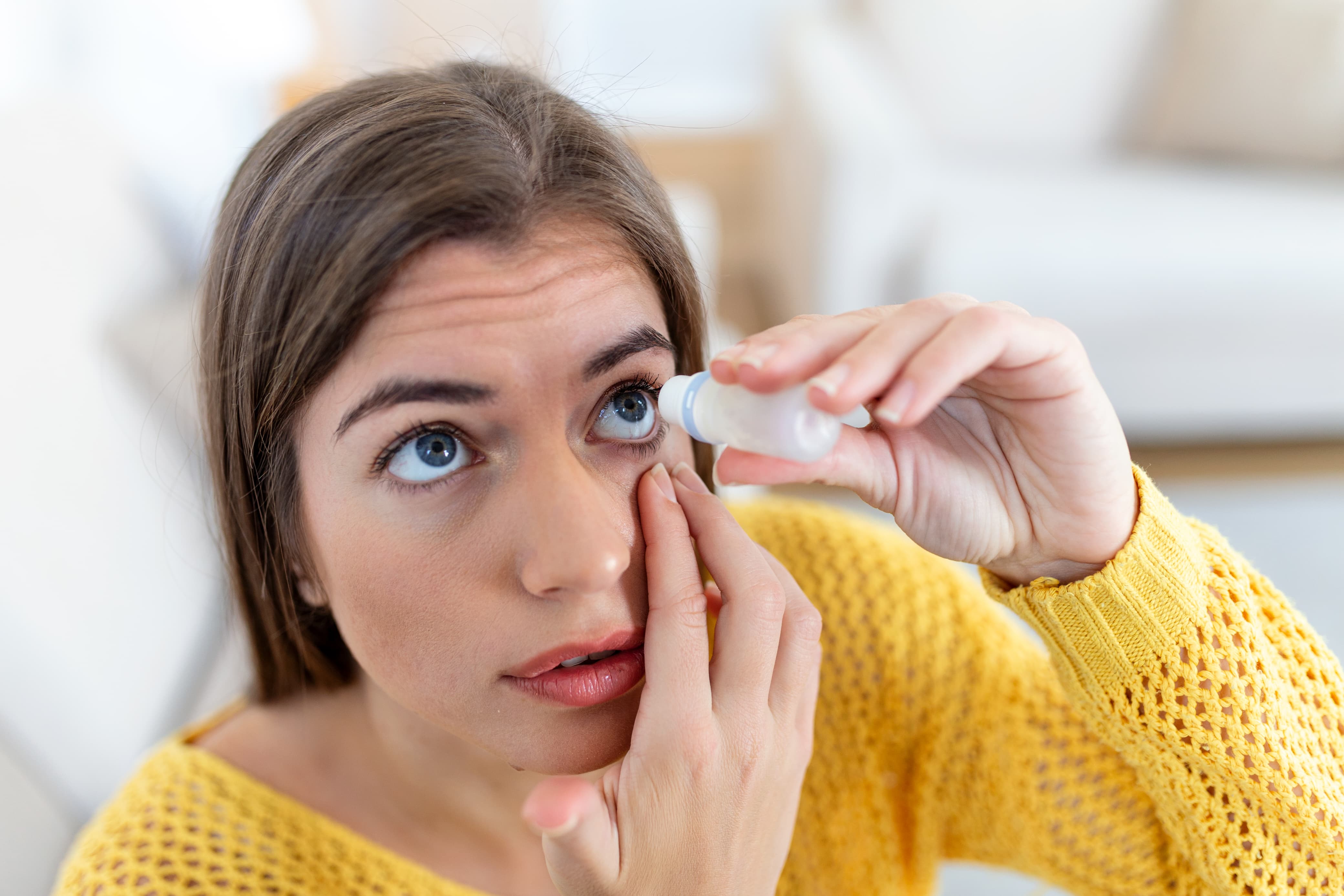 Ilustrasi - iritasi mata terjadi karena penggunaan softlens.