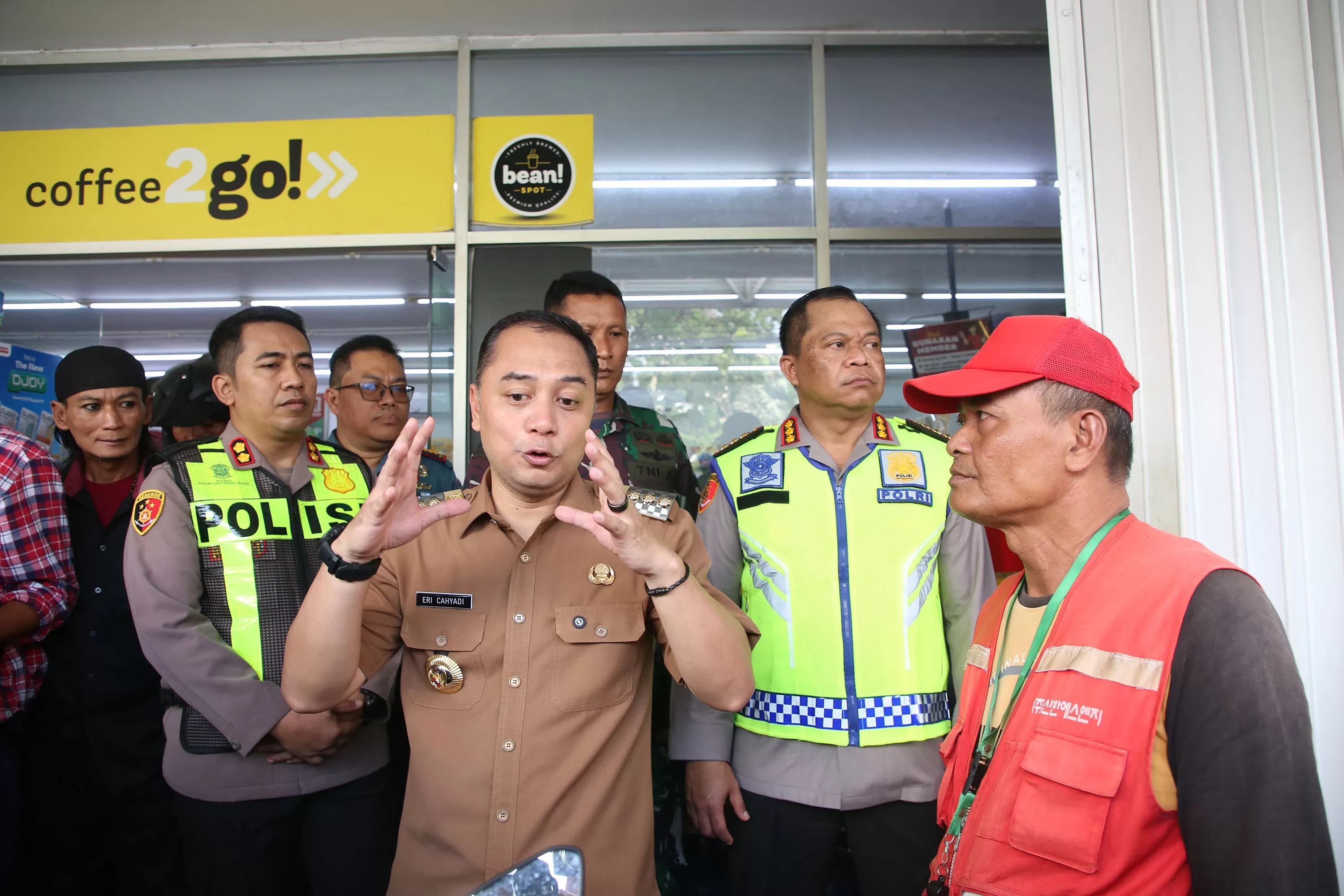 Wali Kota Surabaya Eri Cahyadi saat menyidak minimarket di Jalan Dharmahusada.