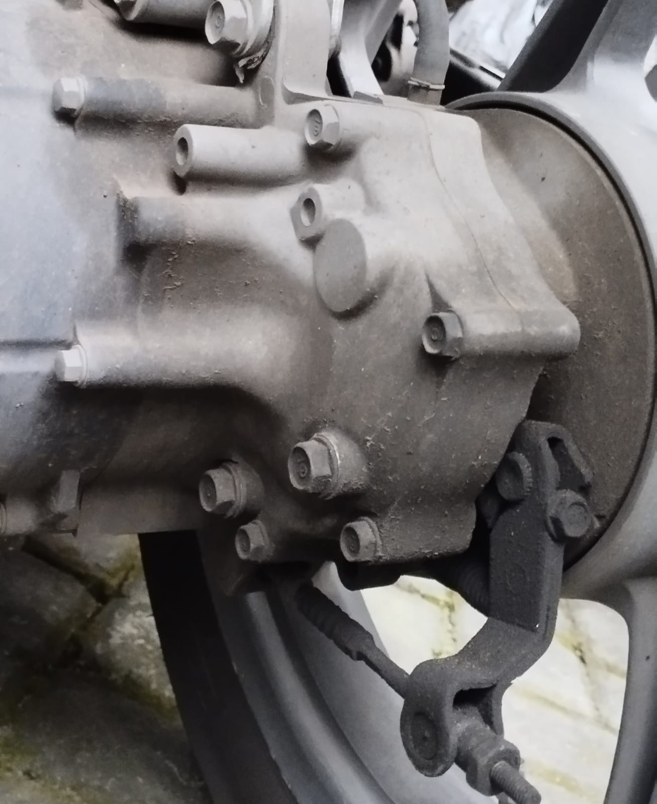 Pentingnya Penggantian oli motor secara berkala agar motor tetap nyaman dikendarai.