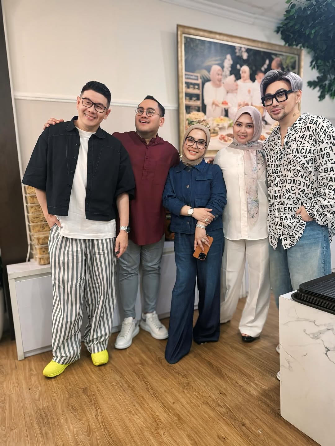 Pedangdut King Nassar bersama rekan seprofesinya saat sedang berjumpa dengan Lala Nurlela dan Aisyahrani, adik Syahrini.