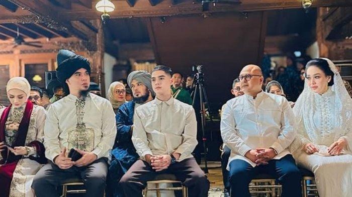 KELUARGA MEMPELAI PRIA - Potret kebersamaan keluarga Al Ghazali sang calon mempelai pria jelang pernikahan dengan Alyssa Daguise dicapture Minggu (15/6/2025).