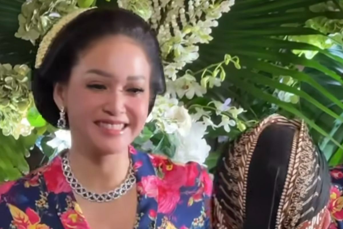 Set perhiasan Blue Sapphire yang dikenakan Maia Estianty di pernikahan Al Ghazali dan Alyssa Daguise.