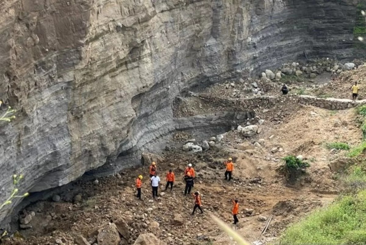 Tim gabungan lakukan proses pencarian dan evakuasi terhadap pekerja yang tertimbun longsor tambang galian C di Argasunya Cirebon, Rabu (18/6/2025).