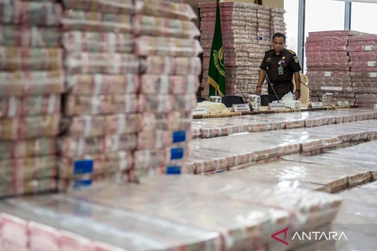 Barang bukti uang sitaan dipamerkan saat konnferensi pers kasus korupsi ekspor CPO di Gedung Bundar Jampidsus Kejagung, Selasa (17/6/2025).