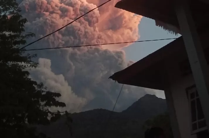 Erupsi Gunung Lewotobi Laki-Laki pada Selasa petang (17/6/2025).