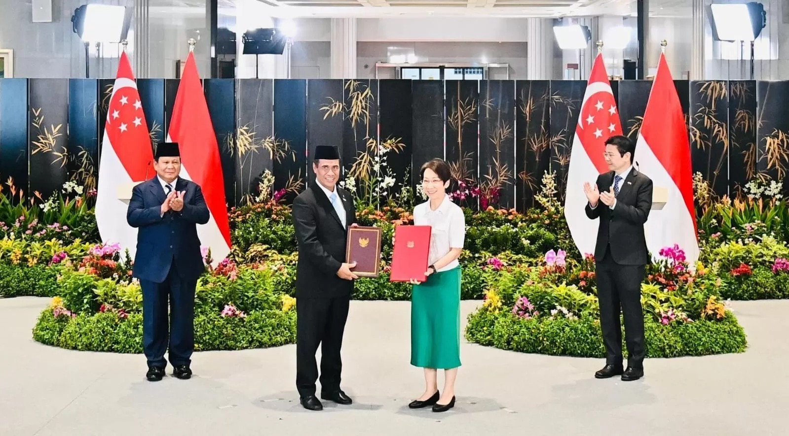 DISAKSIKAN PRESIDEN PRABOWO SUBIANTO: Mentan Andi Amran Sulaiman bersama Menteri Keberlanjutan dan Lingkungan Hidup Singapura Grace Fu usai penandatangan kesepakatan.
