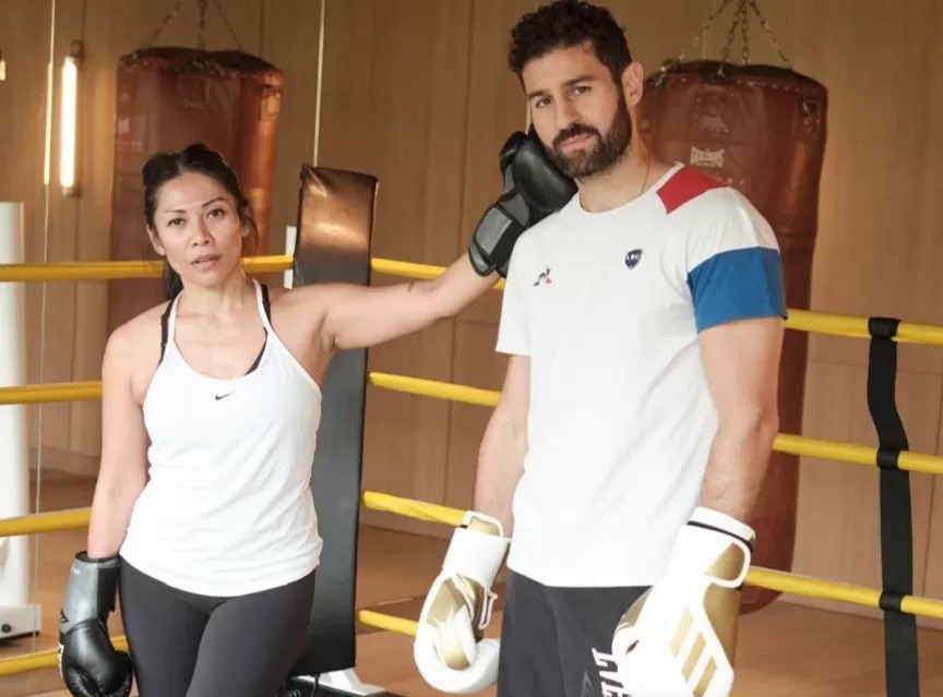 Momen saat Anggun melakukan latihan bersama juara kickboxing dunia, Cyril Benzaquen.