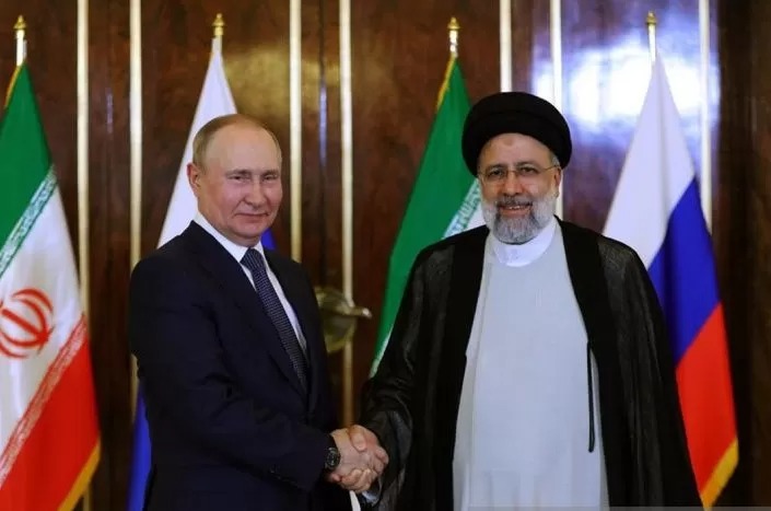 Presiden Iran Ebrahim Raisi (kanan) berjabat tangan dengan Presiden Rusia Vladimir Putin.