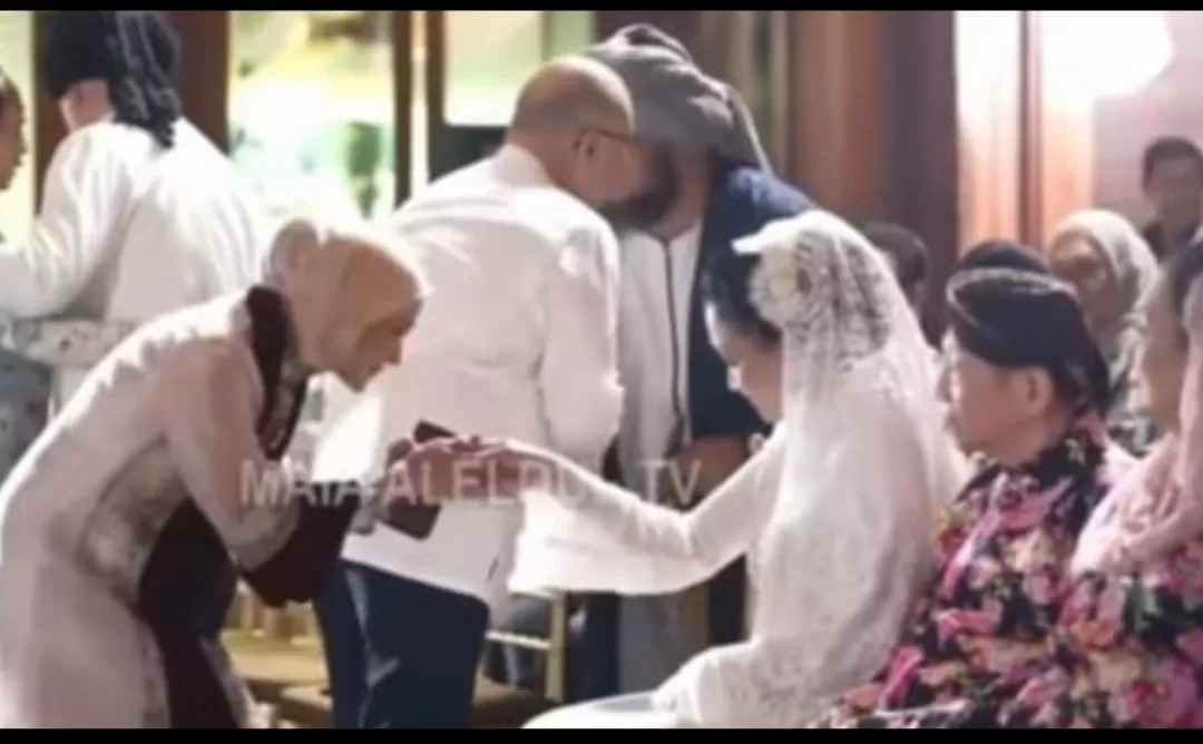 Mulan Jamila bersalaman dengan Maia Estianty.