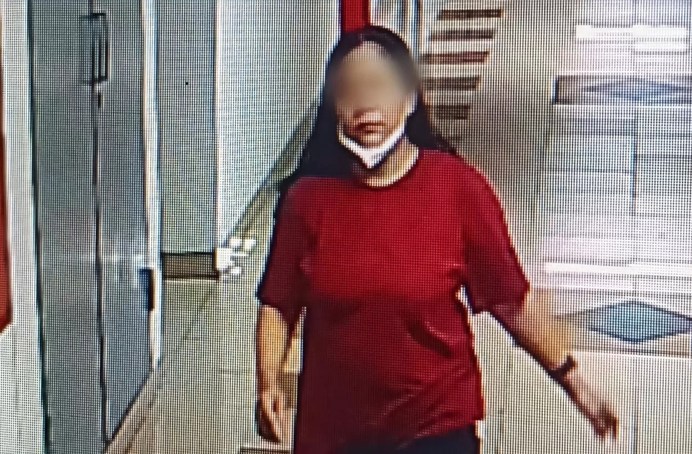 Wanita berinisial AU, 38, tertangkap kamera pengawas CCTV saat menjalankan aksi penipuan dengan modus adopsi.