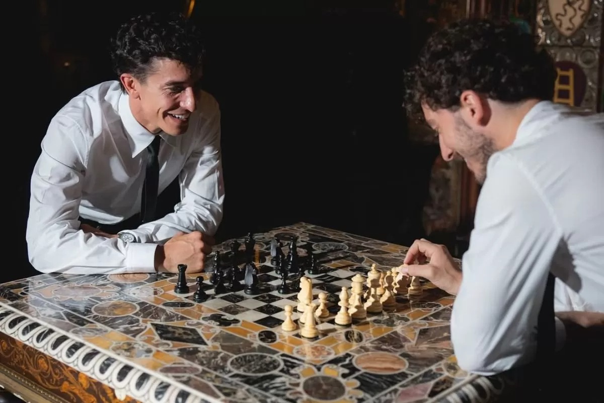 Marc Marquez dan Francesco Bagnaia saat main catur, dan mereka siap adu cepat di MotoGP Italia 2025.