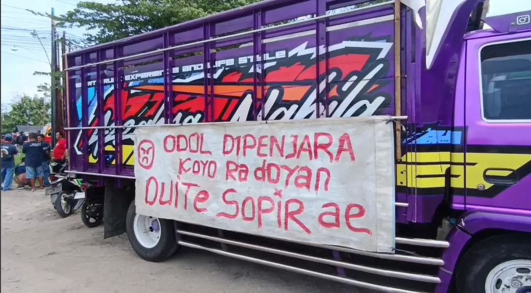 Aksi damai sopir truk di Ring Road Mojosongo Solo sikapi UU ODOL, Kamis (19/6/2025).