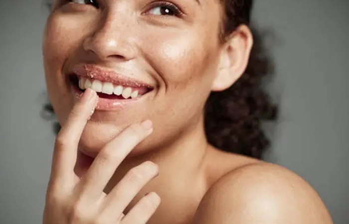 Ilustrasi lip scrub untuk bibir cerah alami.