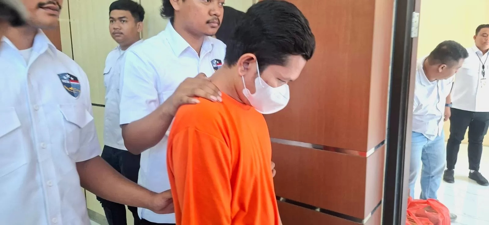 Tersangka TD (38), warga Prambon, Nganjuk, ditetapkan sebagai pelaku penyalahgunaan data pribadi untuk membuat 129 akun marketplace fiktif.