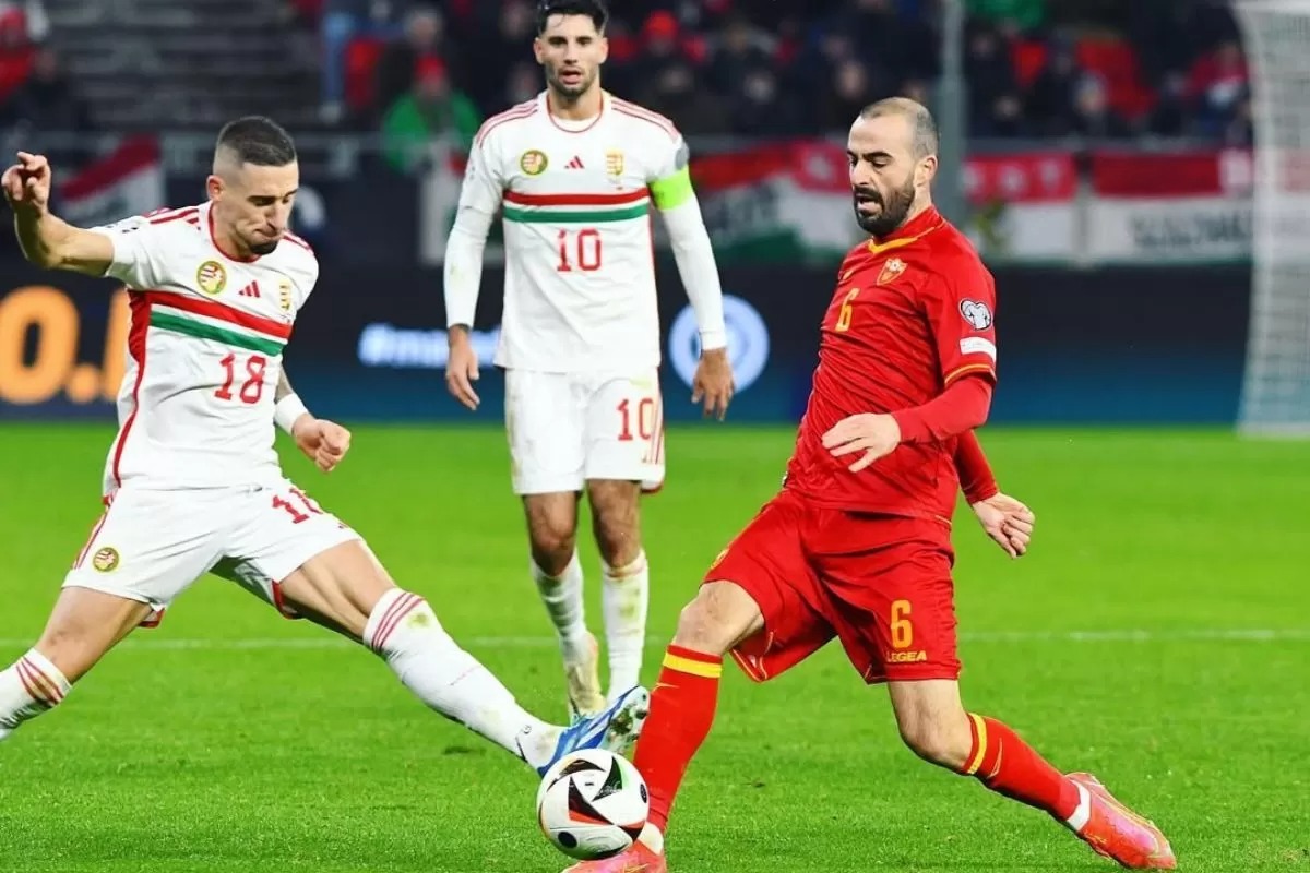 Persebaya Surabaya sedang fokus membangun tim untuk Liga 1 Indonesia 2025/2026, salah satunya rencana merekrut Milos Raickovic (kanan).