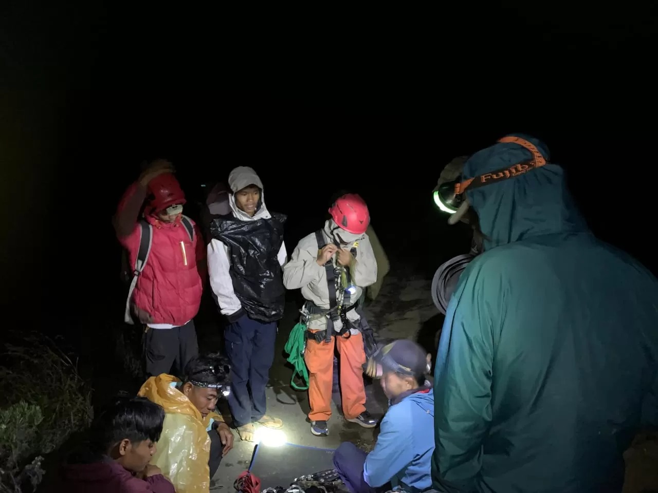 Tim SAR masih berusaha mengevakuasi pendaki asal Brasil yang terperosok ke dalam jurang di Gunung Rinjani.
