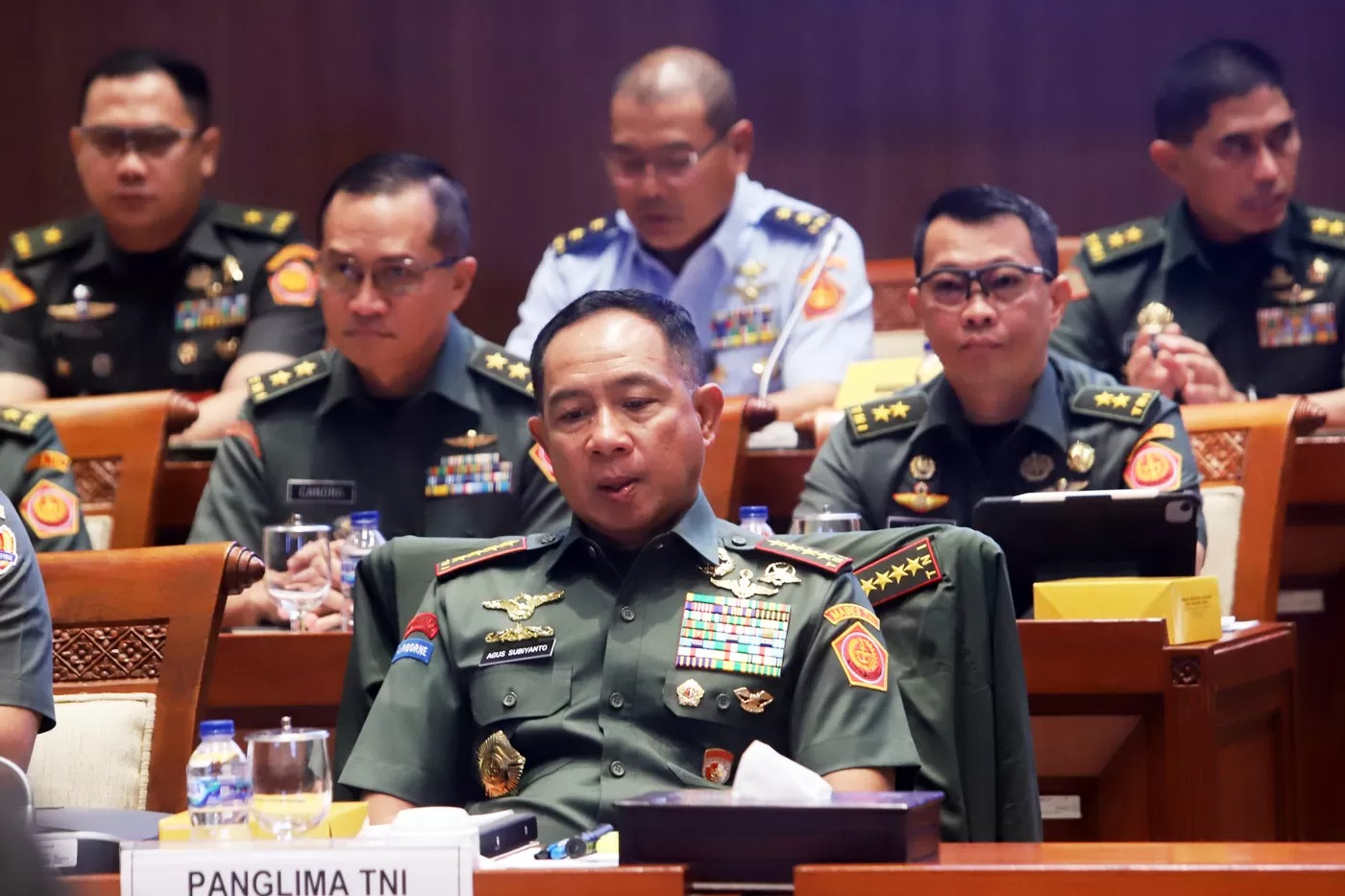 Panglima TNI Jenderal TNI Agus Subiyanto mengikuti rapat kerja bersama Komisi I DPR di Kompleks Parlemen, Senayan, Jakarta, Rabu (30/4/2025).