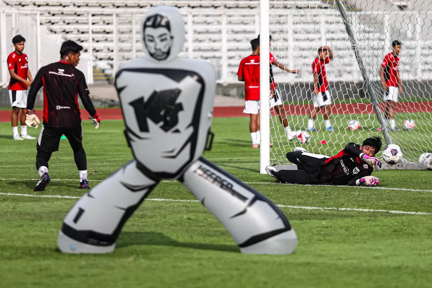 Sejumlah pemain Timnas U-23 Indonesia mengikuti latihan di Stadion Madya, Jakarta, Senin (23/6/2025).