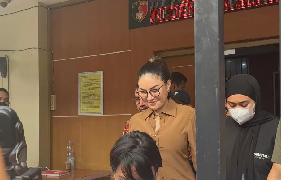 Nikita Mirzani keluar dari rutan Polda Metro Jaya.