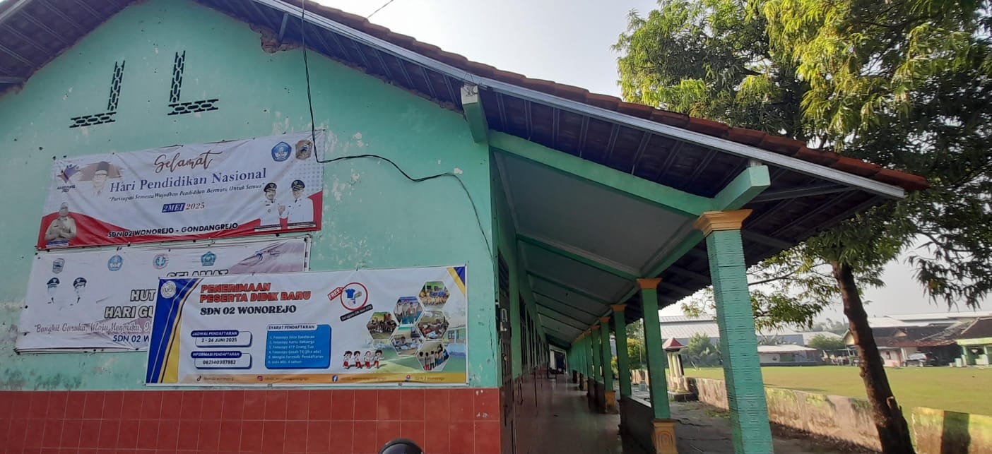 Suasana di SDN 2 Wonorejo, Gondangrejo yang krisis siswa baru. Sejauh ini hanya ada 5 pendaftar calon siswa kelas 1 di sekolah tersebut.