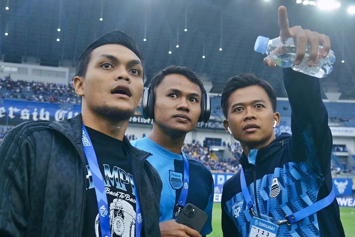 Dimas Drajad (tengah) saat bersama Rachmat Irianto di Persib Bandung.