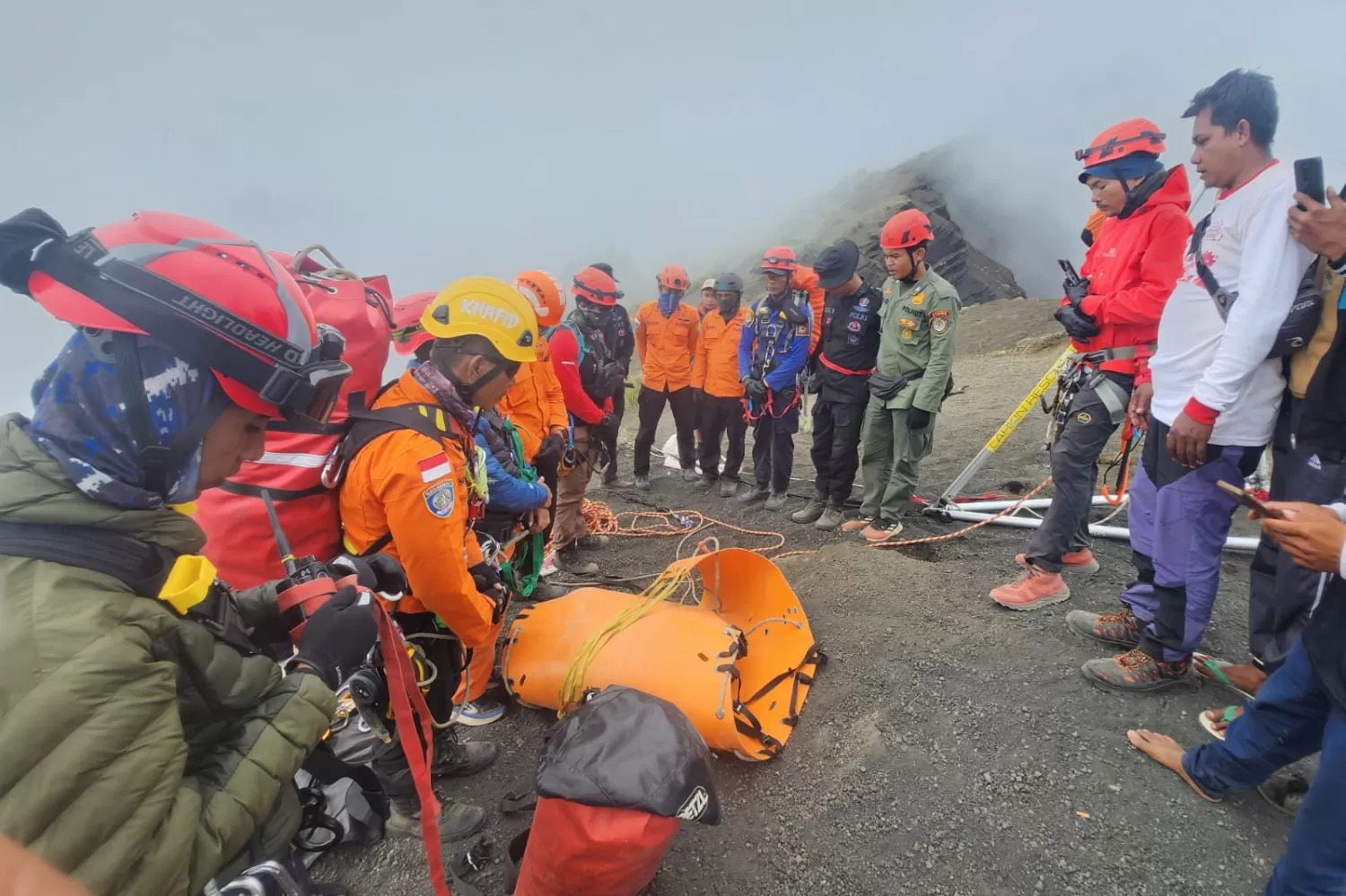 Tim SAR bersiap mengevakuasi jenazah pendaki asal Brasil Juliana De Souza Pereira Marins di Gunung Rinjani NTB.