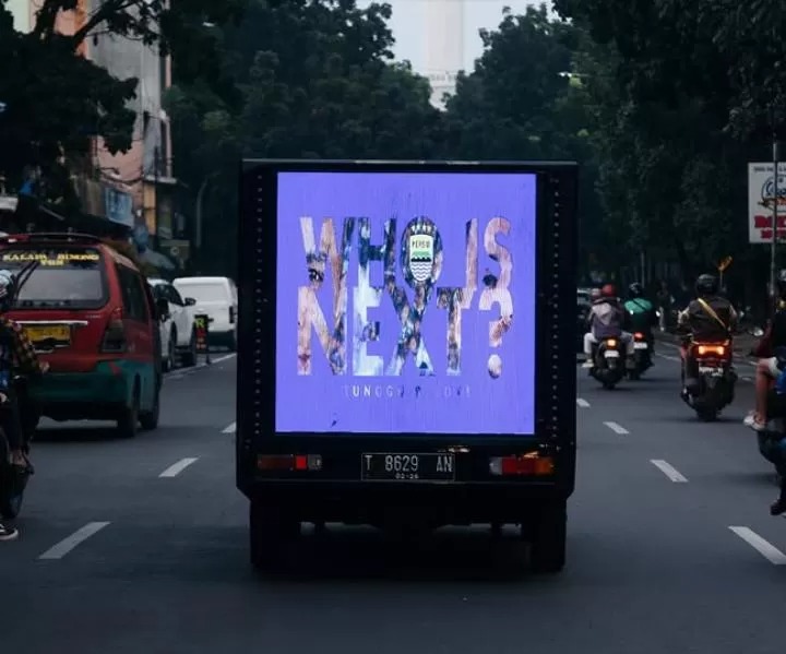 Mobitron Persib melintasi jalanan Bandung, siap umumkan pemain asing anyar dengan cara yang unik dan penuh kejutan.