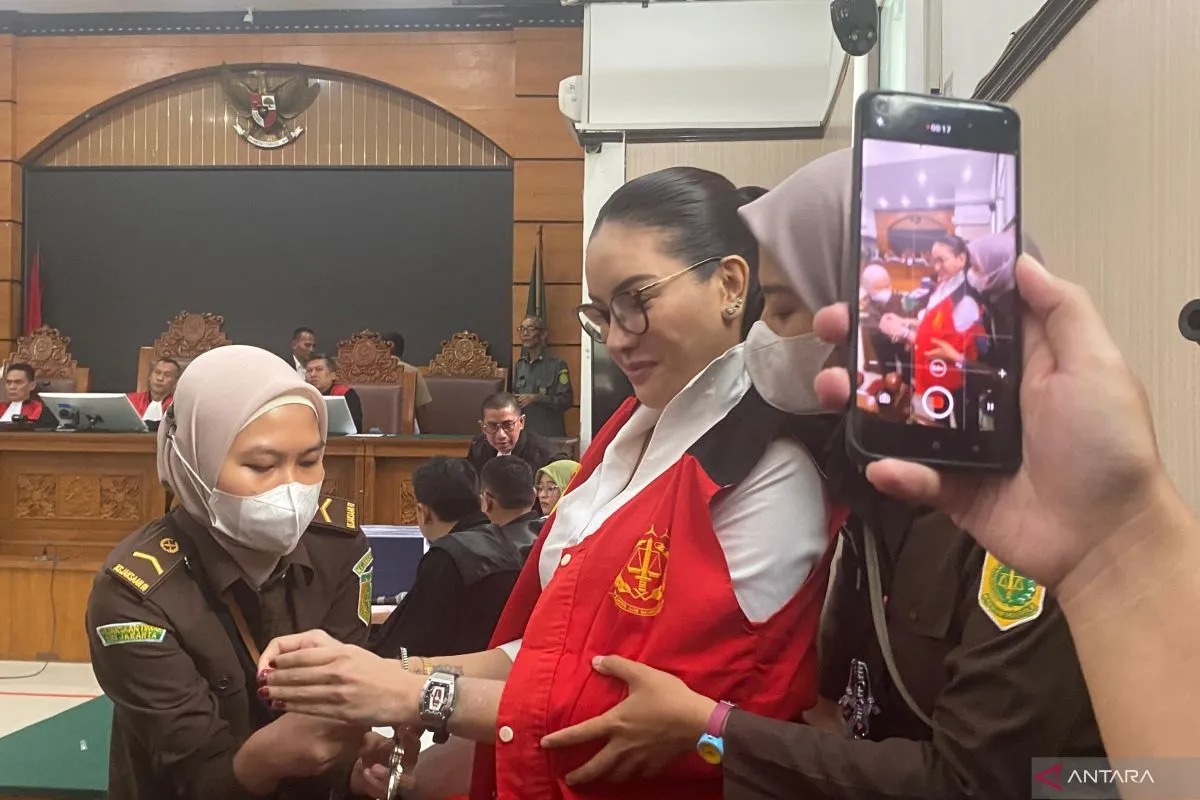 Nikita Mirzani (kanan) menjalani sidang pembacaan dakwaan di Pengadilan Negeri Jakarta Selatan, Selasa (24/6/2025).