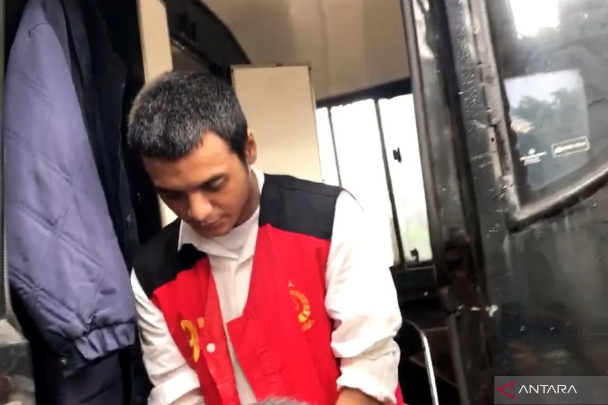 Terdakwa kasus dugaan aborsi dan persetubuhan terhadap anak Nikita Mirzani, Laura Meizani atau Lolly (17), Vadel Badjideh terlihat turun dari mobil tahanan Kejaksaan di Jakarta, Rabu (25/6/25).