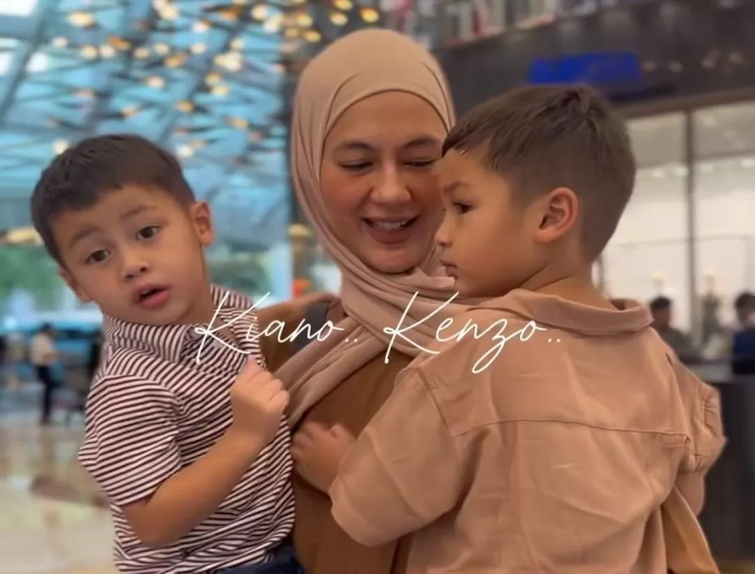 Paula Verhoeven dan kedua anaknya.