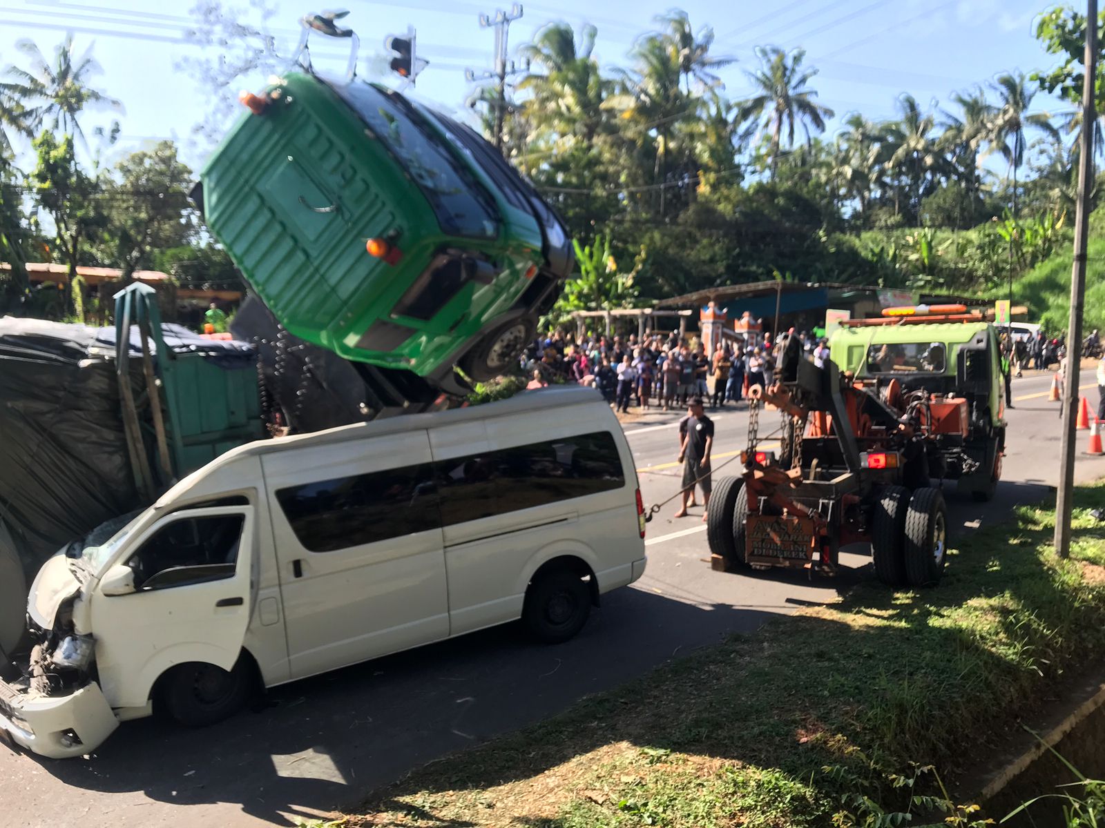 KELEBIHAN MUATAN : Tak kuat naiki tanjakan, truk trailer alami kecelakaan di Jalan Semarang - Solo.