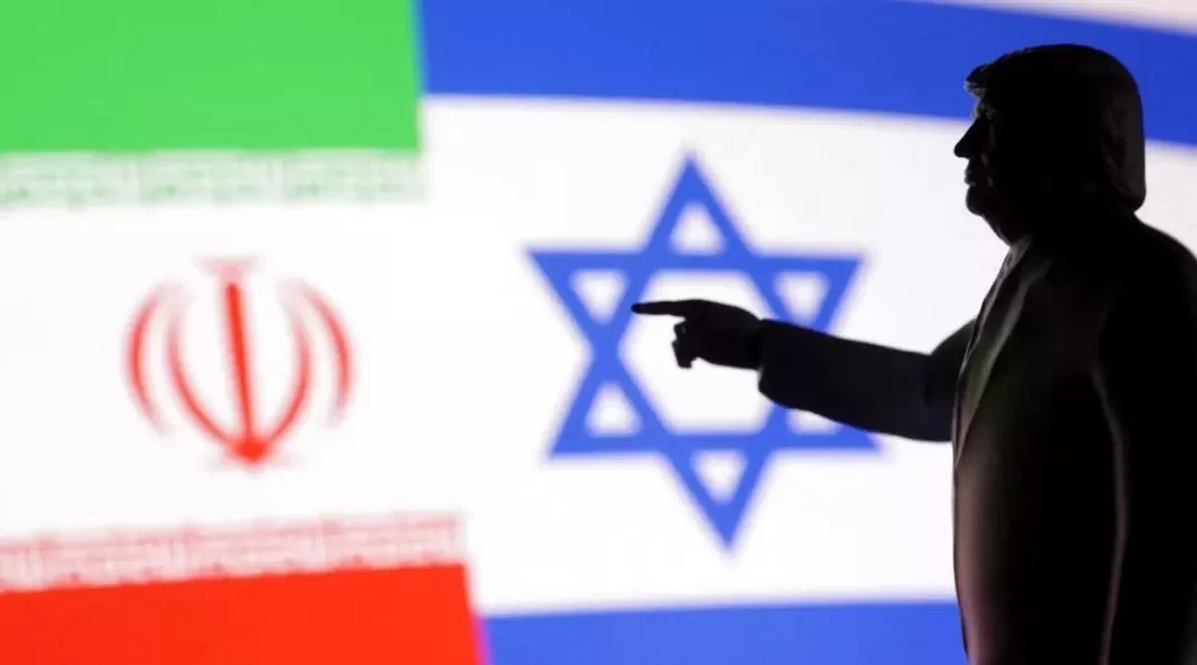 Ilustrasi Presiden AS Donald Trump dengan latar bendera Israel dan Iran menggambarkan ketegangan geopolitik terbaru terkait serangan AS terhadap fasilitas nuklir Iran.