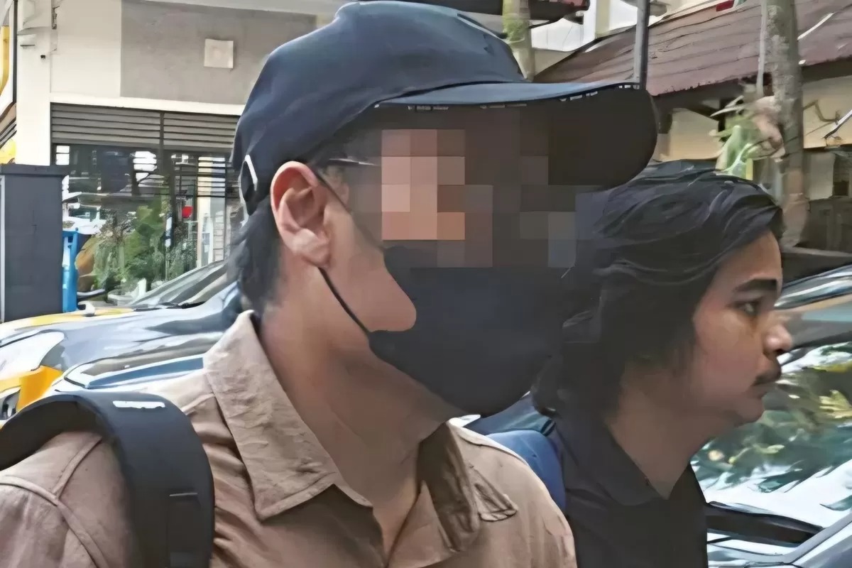 Dokter AYSP berjalan menuju ruang Satreskrim Polresta Malang Kota untuk menjalani pemeriksaan.