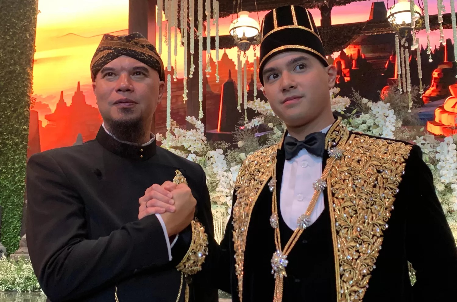 Al Ghazali bersama Ahmad Dhani saat resepsi ngunduh mantu.