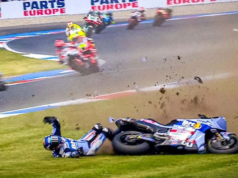 Alex Marquez terjatuh di MotoGP Belanda 2025.