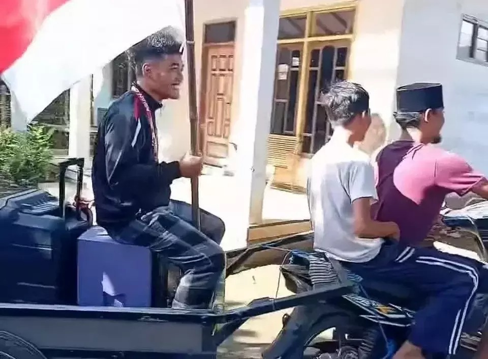 Dimas Lukito Wardhana, Atlet Muaytai asal Probolinggo yang menjadi juara Asia diarak warga pakai gerobak.