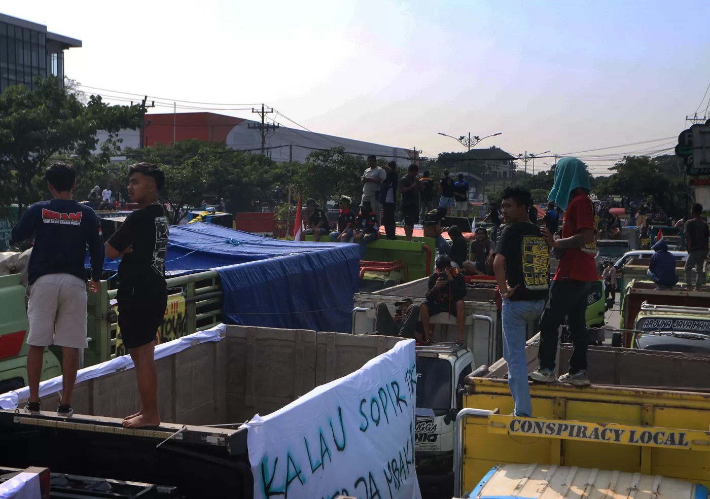 Sejumlah sopir truk memarkir kendaraannya di tepi jalan saat aksi solidaritas menolak aturan Over Dimension Over Load (ODOL) di Jalur Pantura Siliwangi Ruas Semarang-Kendal, Jateng, Senin (23/6/2025).