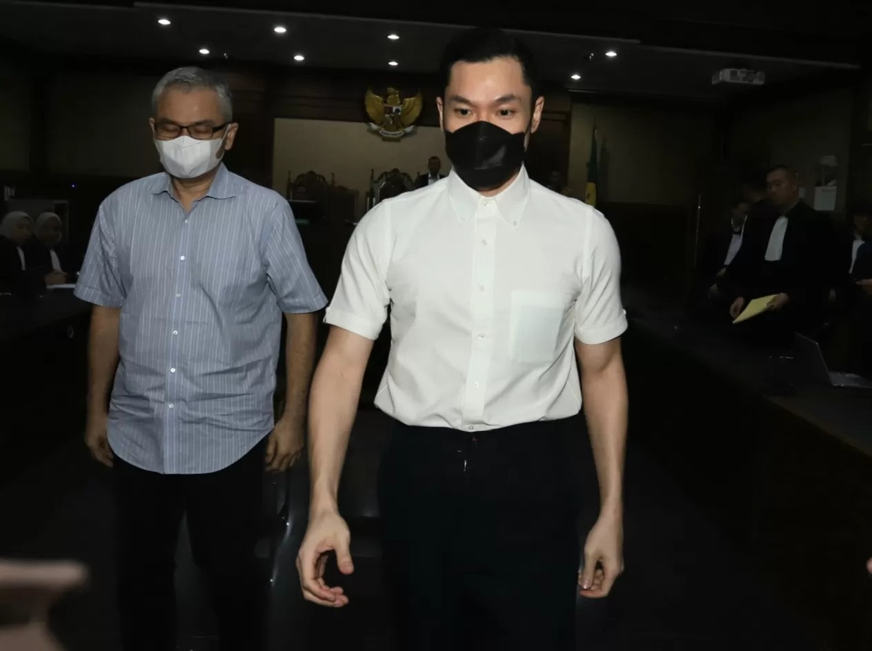 Terdakwa kasus dugaan korupsi tata niaga komoditas timah di wilayah Izin Usaha Pertambangan (IUP) PT Timah Tbk Harvey Moeis menjalani sidang.
