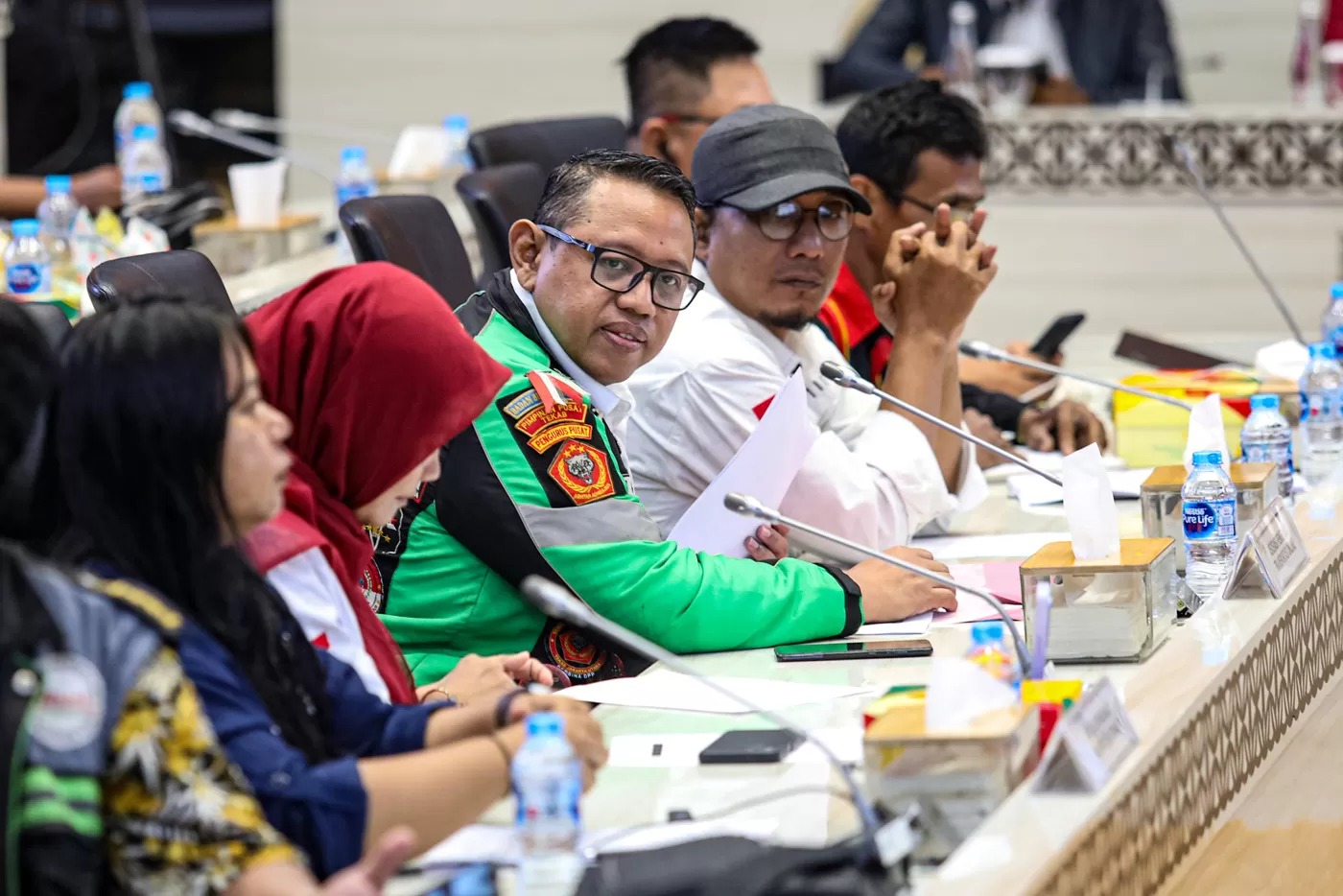 Ketua Umum Asosiasi Pengemudi Ojol Garda Indonesia Raden Igun Wicaksono (tengah) menyampaikan paparan saat Rapat Dengar Pendapat Umum (RDPU) dengan Komisi V DPR di Kompleks Parlemen, Senayan, Jakarta,