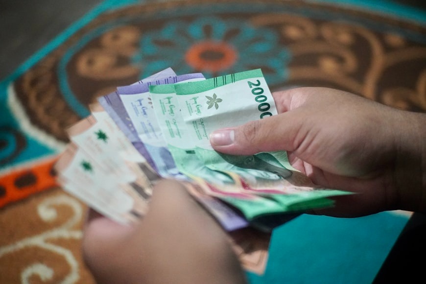 Ilustrasi uang rupiah - kapan kenaikan gaji PNS dan guru diterapkan?