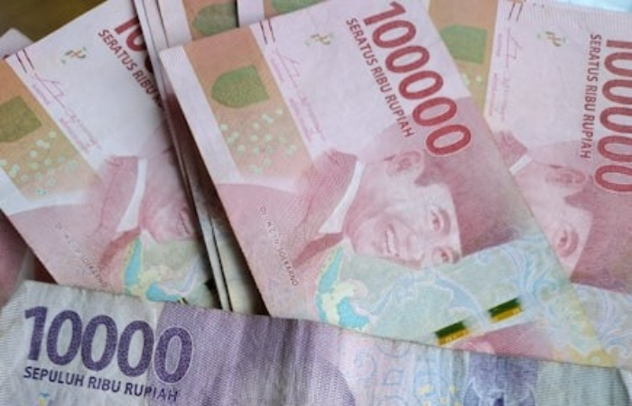 Uang Rupiah - BSU belum juga cair, 7 bansos ini siap cair di Bulan Juli 2025.