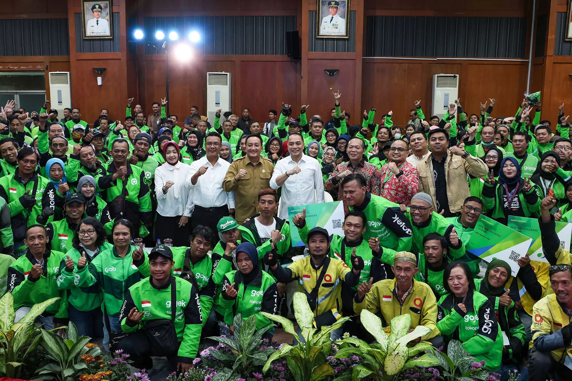 Pemkot Surabaya memberikan bantuan BPJS Ketenagakerjaan kepada 15.350 pengemudi ojek online (ojol).