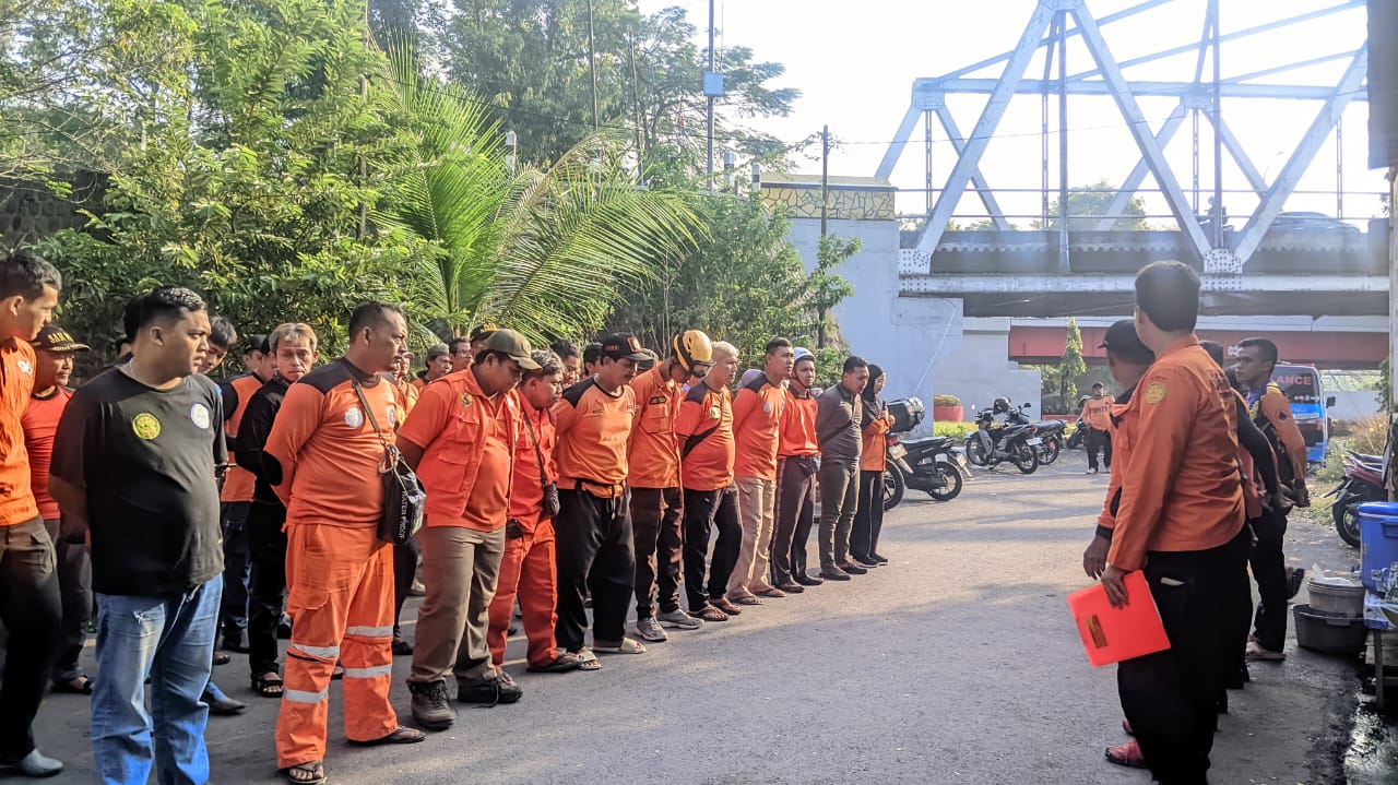 Tim Basarnas bersama dengan relawan mengikuti apel koordinasi pencarian Devita Sari Mahasiswi UNS yang Terjun di Jembatan Jurug.