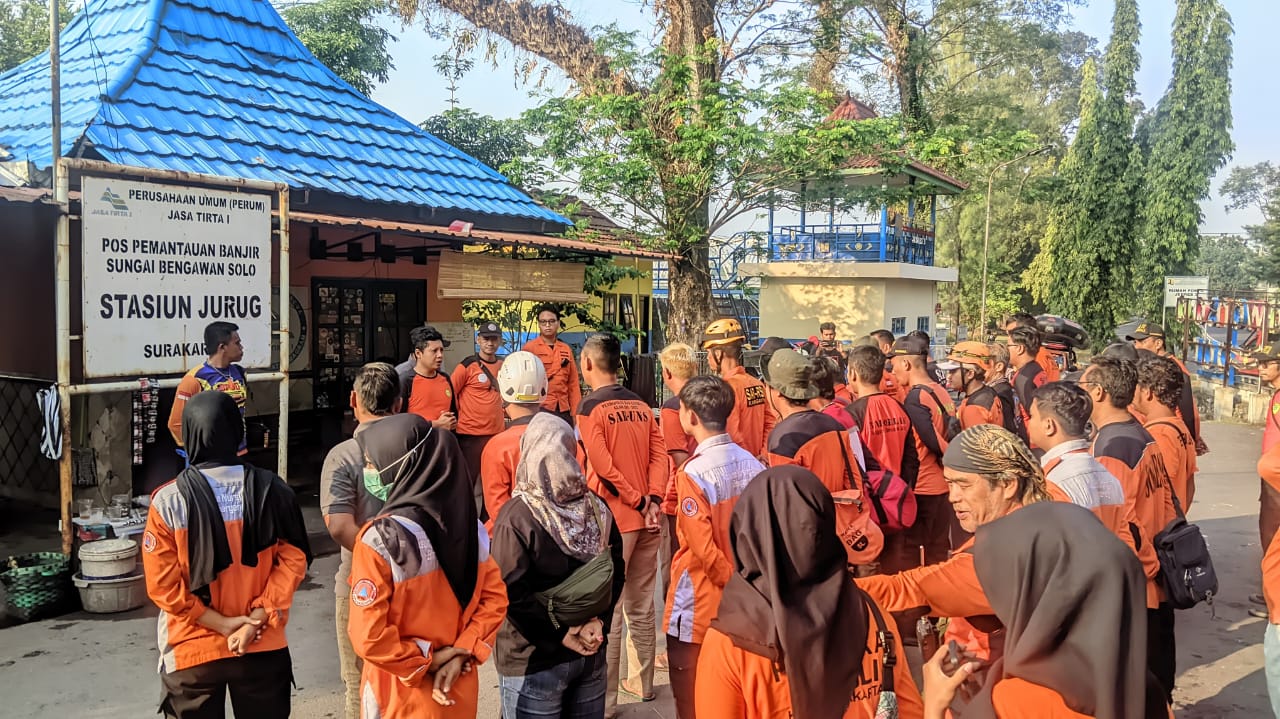 Tim SAR yang membantu proses evakuasi Devita Sari, mahasiswi UNS yang lompat di jembatan Jurug.